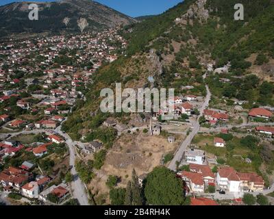 Ioannina konitsa Epirus Grèce a construit amphithéatriquement sur la montagne Pindos près de Zagorochoria, vallée aoos - voidomatis rivières. Frontières grecques albanaises Banque D'Images