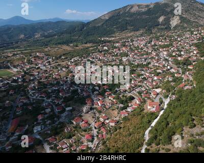 Ioannina konitsa Epirus Grèce a construit amphithéatriquement sur la montagne Pindos près de Zagorochoria, vallée aoos - voidomatis rivières. Frontières grecques albanaises Banque D'Images