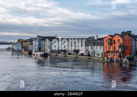 Athlon, Irlande - 23 février 2020: Bâtiments de la ville d'Athlon sur les rives de la rivière Shanon en Irlande. Banque D'Images