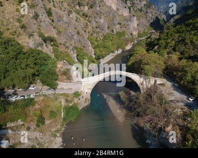 Ioannina konitsa ancien pont traditionnel en pierre de la gorge de la rivière Aoos dans les montagnes de pindos près de Zagorochoria grèce épire Banque D'Images