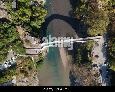 Ioannina konitsa ancien pont traditionnel en pierre de la gorge de la rivière Aoos dans les montagnes de pindos près de Zagorochoria grèce épire Banque D'Images