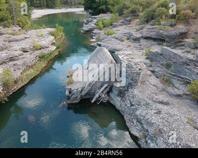 Ioannina grèce pont ruines Burazani Molyvdoskepasto, Aoos rivière frontière grecque albanaise, konitsa epirus armée grecque a explosé dans les années 1940 invasion italienne Banque D'Images