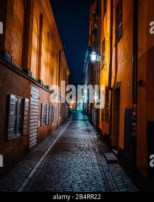 Belle nuit confortable rue étroite à Gamla Stan - vieille ville de Stockholm. 14 Février 2020, Stockholm Suède Banque D'Images