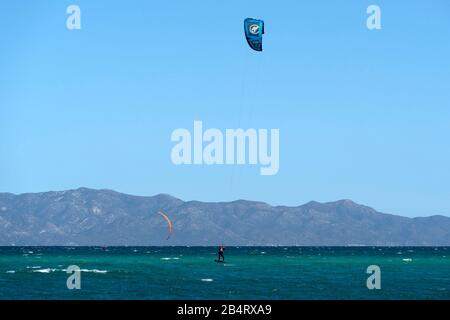 La VENTANA, MEXIQUE - 16 FÉVRIER 2020 - la Ventana en anglais la plage de fenêtres est un super plaisir pour les surfeurs américains de kite Banque D'Images