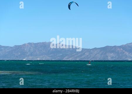 La VENTANA, MEXIQUE - 16 FÉVRIER 2020 - la Ventana en anglais la plage de fenêtres est un super plaisir pour les surfeurs américains de kite Banque D'Images