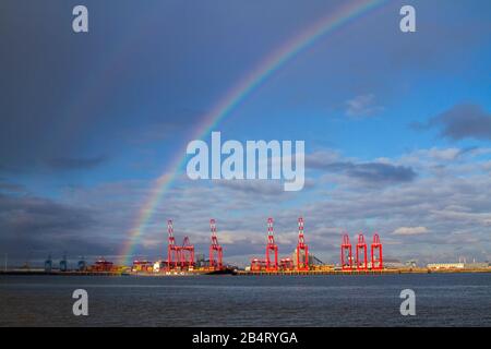 Liverpool, Merseyside. 6 mars 2020 UK Weather; Sunshine & douches à Liverpool avec un double arc-en-ciel sur six grues à portique montées sur rail à cantilever construites par ZPMC au quai à conteneurs Seaforth à Liverpool Two. Crédit: MediaWorldImages/AlamyLiveNews Banque D'Images