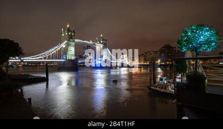 Pont de la tour de Londres la nuit Banque D'Images