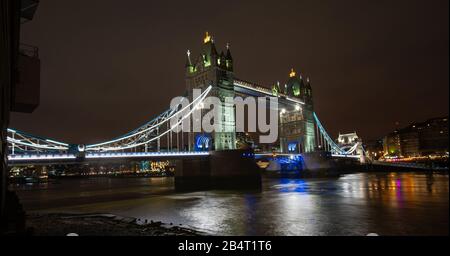 Pont de la tour de Londres la nuit Banque D'Images