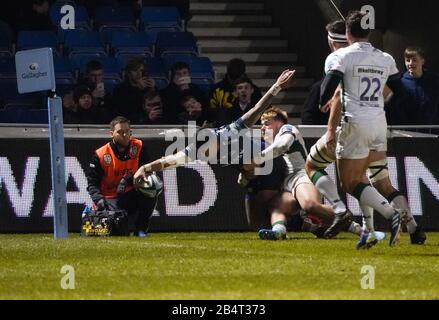 Vente Sharks Wing Denny Solomona plonge dans pour marquer au coin de la rue lors d'un match Gallagher Premiership Rugby Union gagné par Sharks 39-0, vendredi, mars 6, 2020, à Eccles, Royaume-Uni. (Photo par IOS/ESPA-Images) Banque D'Images