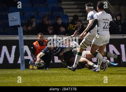 Vente Sharks Wing Denny Solomona plonge dans pour marquer au coin de la rue lors d'un match Gallagher Premiership Rugby Union gagné par Sharks 39-0, vendredi, mars 6, 2020, à Eccles, Royaume-Uni. (Photo par IOS/ESPA-Images) Banque D'Images