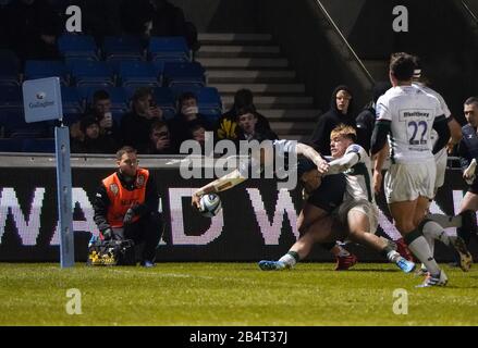 Vente Sharks Wing Denny Solomona plonge dans pour marquer au coin de la rue lors d'un match Gallagher Premiership Rugby Union gagné par Sharks 39-0, vendredi, mars 6, 2020, à Eccles, Royaume-Uni. (Photo par IOS/ESPA-Images) Banque D'Images