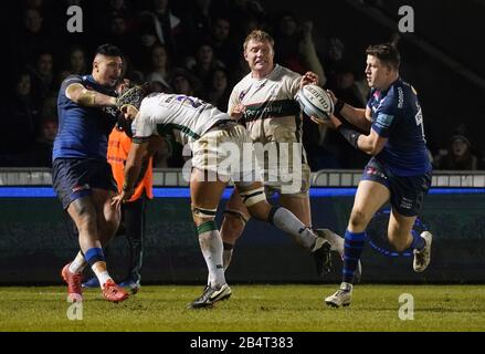 Vente Sharks Wing Denny Solomona alimente le ballon à Sale Sharks Center Sam James qui a fait son deuxième essai lors d'un match Gallagher Premiership Union gagné par Sharks 39-0, vendredi 6 mars 2020, à Eccles, Royaume-Uni. (Photo par IOS/ESPA-Images) Banque D'Images