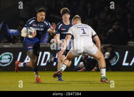 Vente Sharks Wing Denny Solomona est présent au London Irish prop Harry Elrington lors d'un match Gallagher Premiership Rugby Union, remporté par Sharks 39-0, vendredi 6 mars 2020, à Eccles, Royaume-Uni. (Photo par IOS/ESPA-Images) Banque D'Images