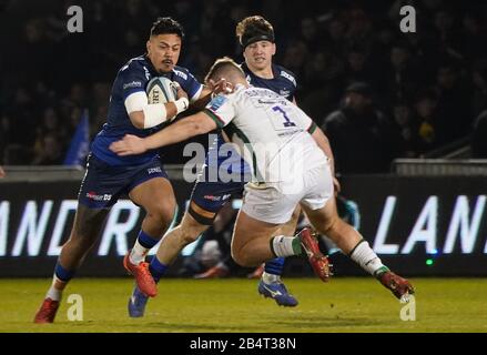 Vente Sharks Wing Denny Solomona est présent au London Irish prop Harry Elrington lors d'un match Gallagher Premiership Rugby Union, remporté par Sharks 39-0, vendredi 6 mars 2020, à Eccles, Royaume-Uni. (Photo par IOS/ESPA-Images) Banque D'Images