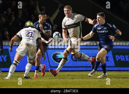 Vente Sharks Wing Denny Solomona alimente le ballon à Sale Sharks Center Sam James qui a fait son deuxième essai lors d'un match Gallagher Premiership Union gagné par Sharks 39-0, vendredi 6 mars 2020, à Eccles, Royaume-Uni. (Photo par IOS/ESPA-Images) Banque D'Images