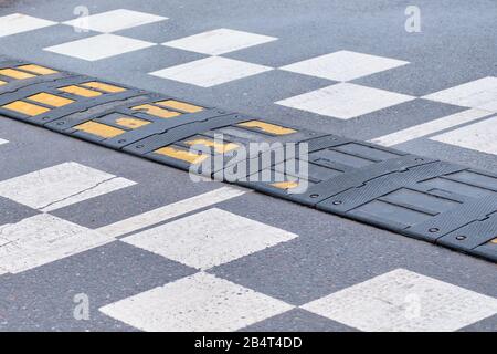 Bosse de vitesse sur le pavé. Gros plan. Banque D'Images