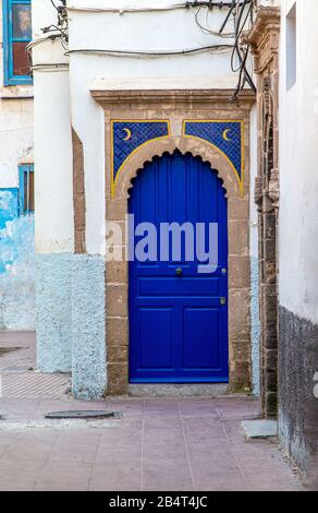 Porte traditionnelle pittoresque et bleue marocaine, dans la médina d'Essouria, Maroc.Afrique du Nord.classée au patrimoine mondial de l'UNESCO Banque D'Images