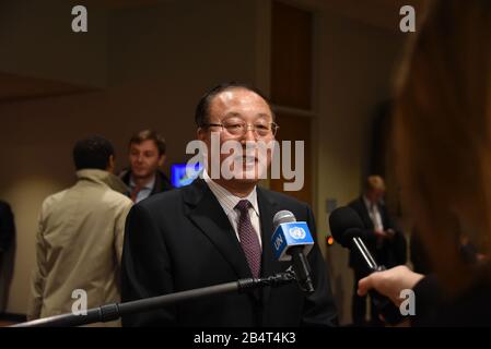 Nations Unies, siège de l'ONU à New York. 6 mars 2020. Le Représentant permanent de la Chine auprès de l'Organisation des Nations Unies, Zhang Jun, s'exprime dans une rencontre de presse après une réunion du Conseil de sécurité à proximité sur la Syrie, au siège de l'ONU à New York, le 6 mars 2020. Crédit: Wang Jiangang/Xinhua/Alay Live News Banque D'Images