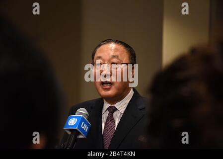 Nations Unies, siège de l'ONU à New York. 6 mars 2020. Le Représentant permanent de la Chine auprès de l'Organisation des Nations Unies, Zhang Jun, s'exprime dans une rencontre de presse après une réunion du Conseil de sécurité à proximité sur la Syrie, au siège de l'ONU à New York, le 6 mars 2020. Crédit: Wang Jiangang/Xinhua/Alay Live News Banque D'Images