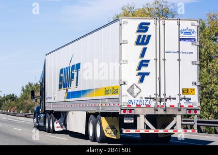 17 févr. 2020 Stockton / CA / USA - Swift Truck conduisant sur l'autoroute; Swift Transportation est un navire à moteur à chargement par camion américain basé à Phoenix, Arizona Banque D'Images