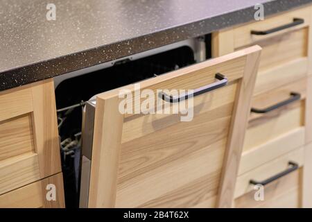 Cuisine lave-vaisselle Meubles en bois intégrés. Gros plan. Banque D'Images