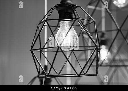 Lampes décoratives modernes en barres d'acier. Gros plan. Noir et blanc Banque D'Images