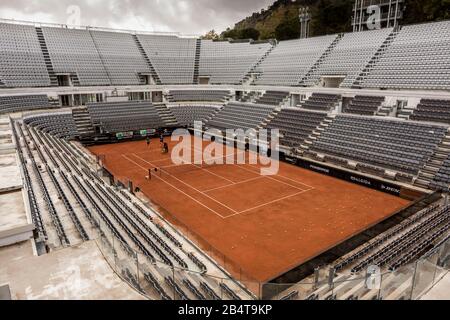 Stade De Tennis De Rome. Deux joueurs de tennis s'entraîner avec leur entraîneur dans un stade de tennis vide de Rome (Stadio del tennis di Roma) Banque D'Images