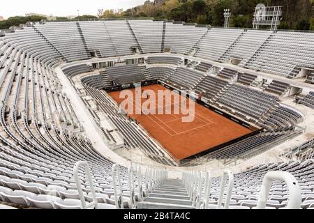 Stade De Tennis De Rome. Deux joueurs de tennis s'entraîner avec leur entraîneur dans un stade de tennis vide de Rome (Stadio del tennis di Roma) Banque D'Images