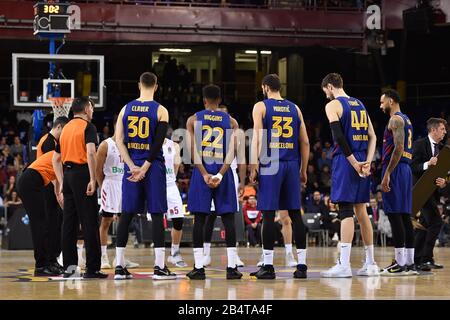 Barcelone, Espagne. 06 mars 2020. Les joueurs pendant la minute de silence pendant le match de basket-ball de l'Euroligue joué entre le FC Barcelona Basquet et le FC Bayern Munich Basketball à Palau Blaugrana le 6 mars 2020 à Barcelone, en Espagne. Crédit: Dax/ESPA/Alay Live News Banque D'Images