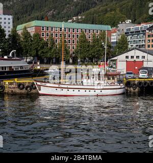 Le petit bateau charter Weller (construit en 1947), un vétéran Twin Screw Motor Yacht, classe Dickens. Amarré au quai de Bradbenken à Bergen, Norvège. Banque D'Images