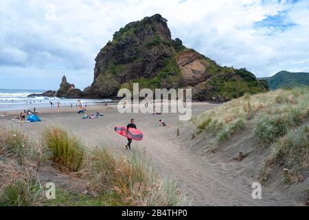 Le célèbre Lion Rock volcanique de Piha, près d'Auckland sur la côte ouest de l'île du Nord, Nouvelle-Zélande Banque D'Images