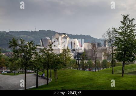 Bilbao, Pays Basque, Espagne. Le 26 mars 2017. : Façade de Musée Guggenheim. Le bâtiment est revêtu de titane, de verre et de la pierre calcaire, conçu par Frank Banque D'Images