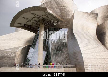 Bilbao, Pays Basque, Espagne. Le 26 mars 2017. : Façade de Musée Guggenheim. Le bâtiment est revêtu de titane, de verre et de la pierre calcaire, conçu par Frank Banque D'Images