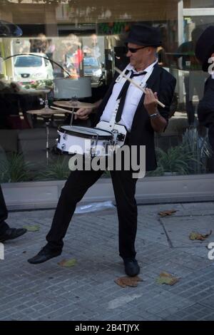 Reinosa, Cantabrie, Espagne - 27 septembre 2014: Frères blues - grandes poupées sont utilisées en conjonction avec un concert de rue Banque D'Images