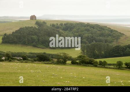 Vue sur la chapelle Sainte-Catherine à Abbotsbury et la plage de Chesil sur la côte du patrimoine de West Dorset, Dorset, Angleterre, le jour de l'été. Banque D'Images