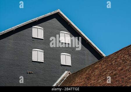 Toit et façade du Centre d'histoire locale et du musée Poole à Poole, comté de Dorset en Angleterre. Banque D'Images