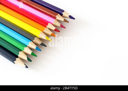 Crayons de couleur sur fond blanc Banque D'Images