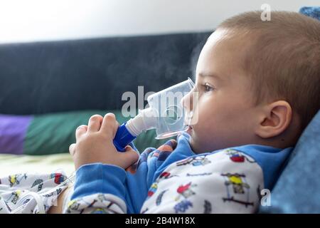 Le Garçon Inhale Avec Un Nébulisateur. L'enfant Est Traité Avec Une Toux.  Photo stock - Image du santé, froid: 223078402