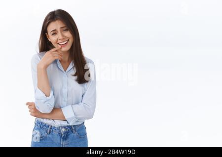 Plaisante jeune femme d'affaires séduisante, employée de bureau riant et parlant à des collègues, discuter de la récente drôle d'affaire au travail, rire et avoir Banque D'Images