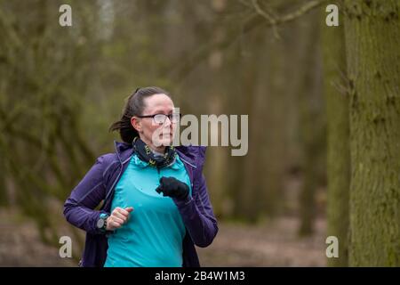 Brentwood Essex, Royaume-Uni. 7 mars 2020. Course internationale de parc de la Journée des femmes à Brentwood Essex, sur le thème cette fille peut #thiscopcan crédit: Ian Davidson/Alay Live News Banque D'Images