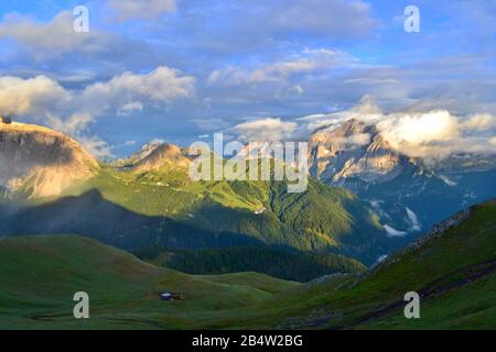 Marmolada - la plus haute chaîne de montagnes des Dolomites. Situé entre Vénétie et Trentin. La photo a été prise au coucher du soleil après une forte pluie. M Banque D'Images