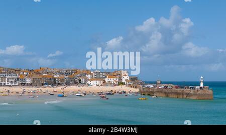 Ville et port de St Ives, jetée de Smeatons avec phare, Cornwall, Royaume-Uni Banque D'Images