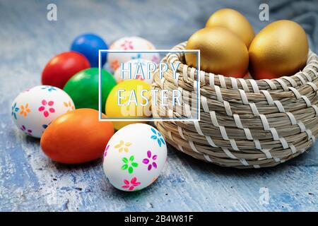 Oeufs de Pâques, joyeuses décorations de vacances de chasse du dimanche de Pâques Banque D'Images