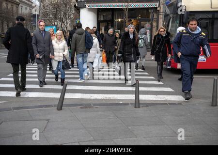 Serbie, 7 février 2020 : piétons traversant la rue Makedonska au centre-ville de Belgrade Banque D'Images