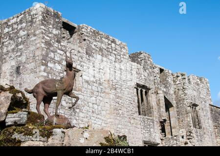 Autour du Royaume-Uni - une journée à Bolton Abbey Deer statues sur les portes d'entrée de la tour de Barden Banque D'Images