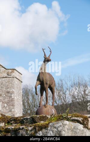 Autour du Royaume-Uni - une journée à Bolton Abbey Deer statues sur les portes d'entrée de la tour de Barden Banque D'Images