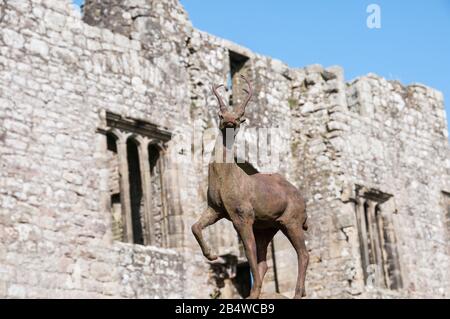 Autour du Royaume-Uni - une journée à Bolton Abbey Deer statues sur les portes d'entrée de la tour de Barden Banque D'Images