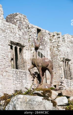 Autour du Royaume-Uni - une journée à Bolton Abbey Deer statues sur les portes d'entrée de la tour de Barden Banque D'Images