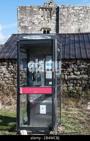 Partout au Royaume-Uni - UNE journée dehors à Bolton Abbey BT téléphone box 'No coins accepted' Banque D'Images