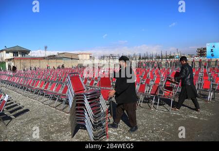 Kaboul, Afghanistan. 7 mars 2020. Les hommes afghans recueillent des chaises sur le site d'une attaque de tir à Kaboul, capitale de l'Afghanistan, le 7 mars 2020. Au moins 31 personnes, dont 29 civils, ont été tuées et 55 autres blessées lors d'une attaque de tir qui a frappé vendredi une assemblée dans la capitale afghane Kaboul, ont déclaré des sources gouvernementales. Crédit: Rahmatullah Alizadah/Xinhua/Alay Live News Banque D'Images